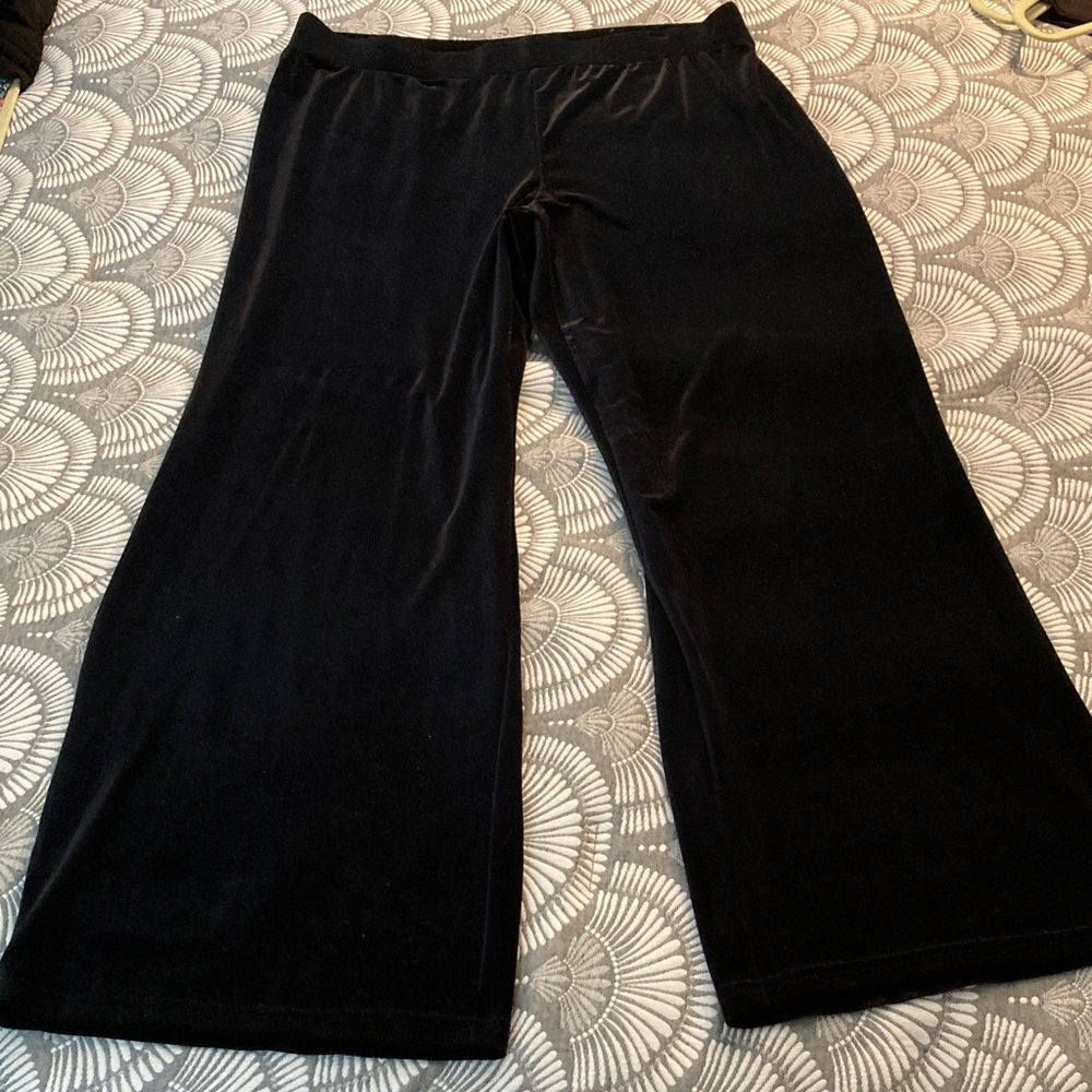 Apostrophe women’s Black Velvet pants